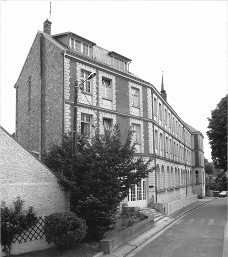 Vue de situation sur la rue Sainte-Anne du bâtiment à usage scolaire.