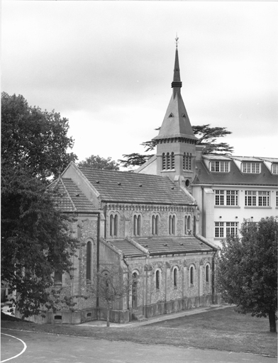 Vue de la chapelle et de la façade arrière du bâtiment à usage scolaire.