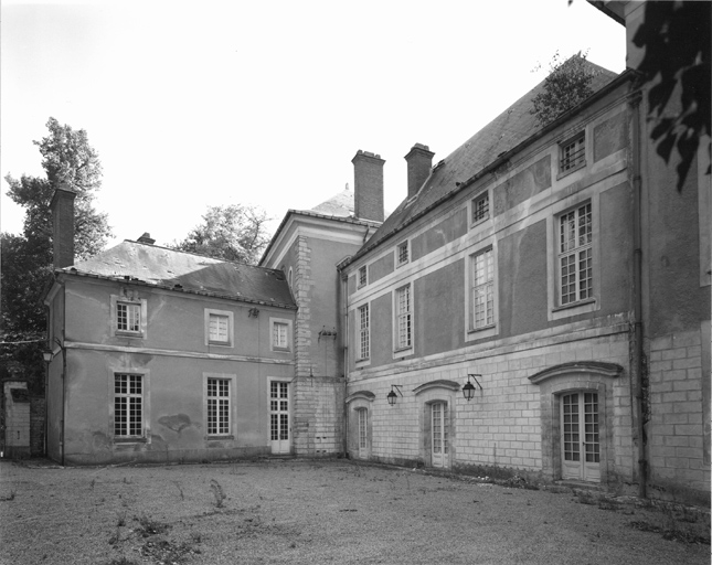 Vue de la façade sur cour avec dans l'angle le bâtiment datant du 17e siècle sur lequel se greffe l'aile des cuisines.