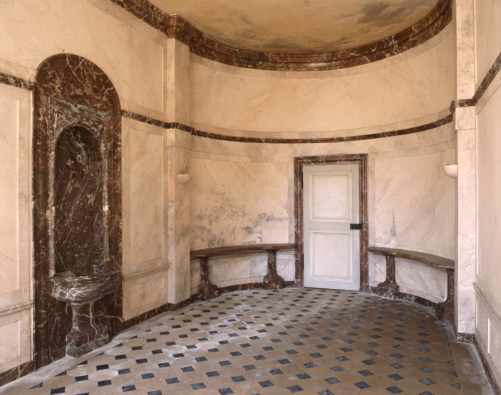 Vue intérieure du château : salle à manger installée au rez-de-chaussée du pavillon 17e siècle.