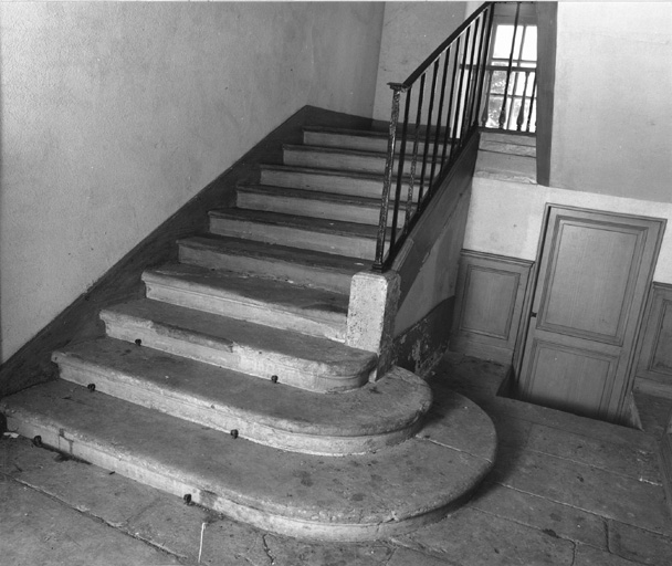 Vue intérieure du château : départ de l'escalier du corps central.