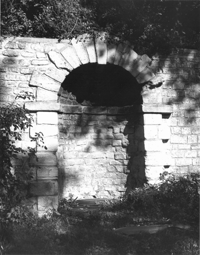 Vue d'une niche située dans le mur de soutènement de la terrasse.