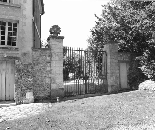 Vue du portail séparant la cour du parc.