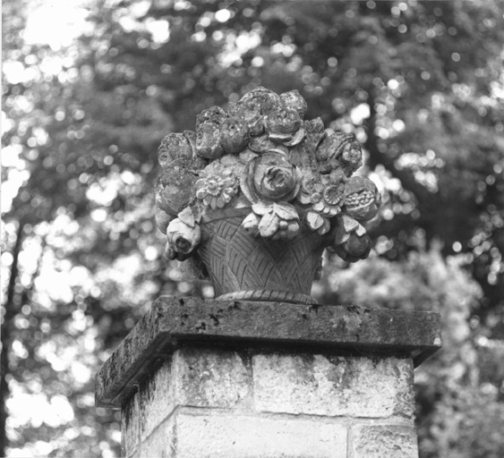 Détail du portail : vase sculpté.