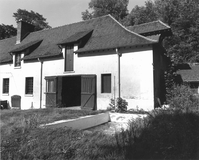 Vue de l'étable et du fenil à l'extrémité du bâtiment de la ferme.