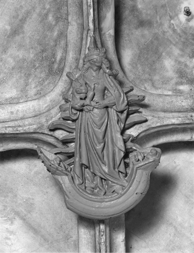 Clé de la chapelle de droite ornée d'une représentation de sainte Geneviève de Paris (?).