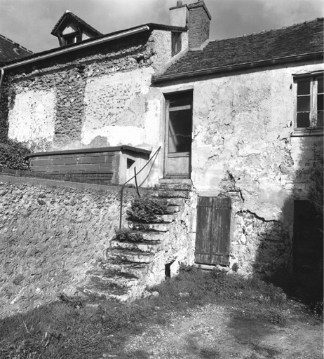 Vue de l'escalier extérieur en façade.