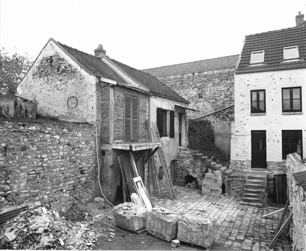 Vue de maisons rurales présentant un étage de soubassement.