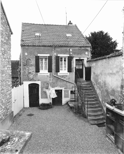 Vue d'une maison de type élémentaire présentant des resserres en étage de soubassement.