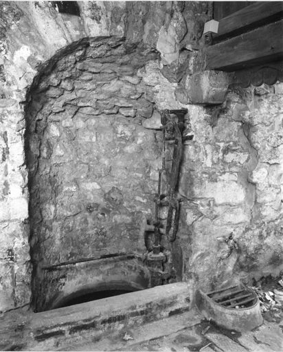 Détail de la fontaine située dans une niche du mur du lavoir.