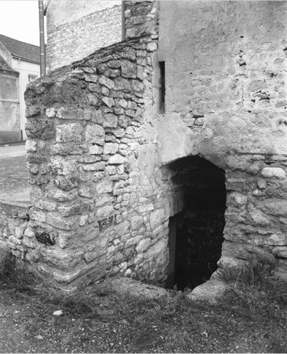 Vue de l'entrée extérieure de la cave située dans une cour commune.