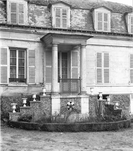 Vue du porche de la façade ouest.