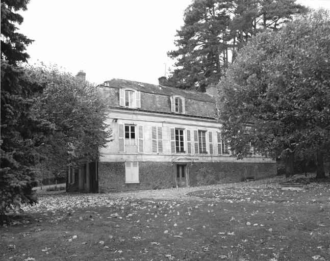 Vue de la façade est du château. L'étage de soubassement comporte les cuisines (à gauche de la porte) et 3 berceaux de caves.
