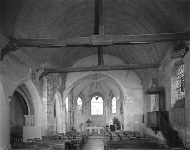 Vue intérieure de la nef et du choeur.