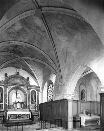 Vue du choeur et de la chapelle du collatéral.