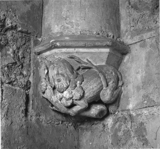 Vue du culot ouest du bras sud du transept.