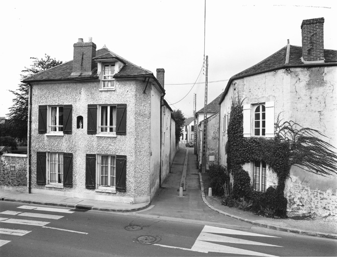 Vue des maisons bordant une travée due à des réfections.