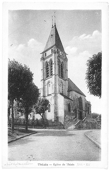 Vue du clocher et de l'entrée principale.