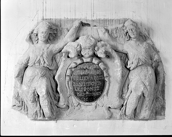 Monument (monument commémoratif) : de la construction de la chapelle des fonts baptismaux, encastré