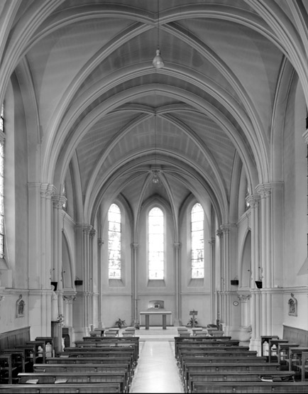 Vue intérieure de la chapelle en direction du choeur.