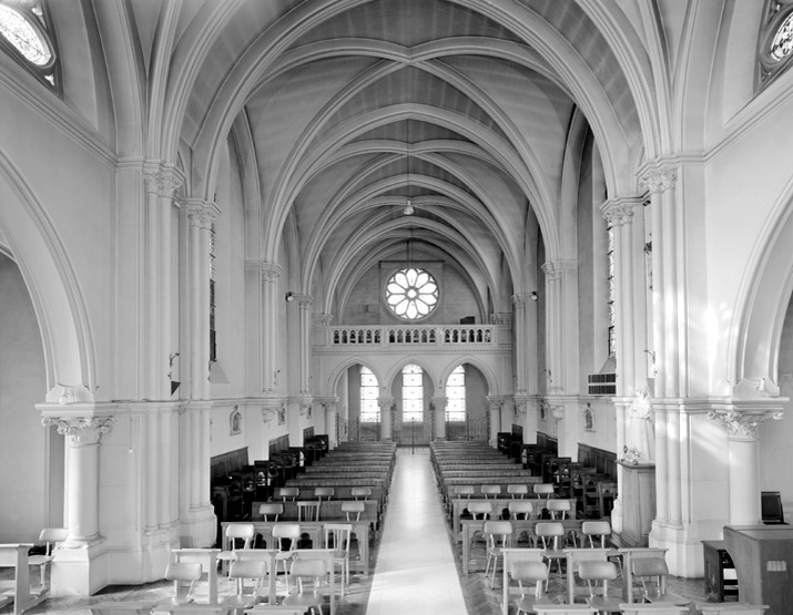 Vue intérieure de la chapelle en direction de la tribune.