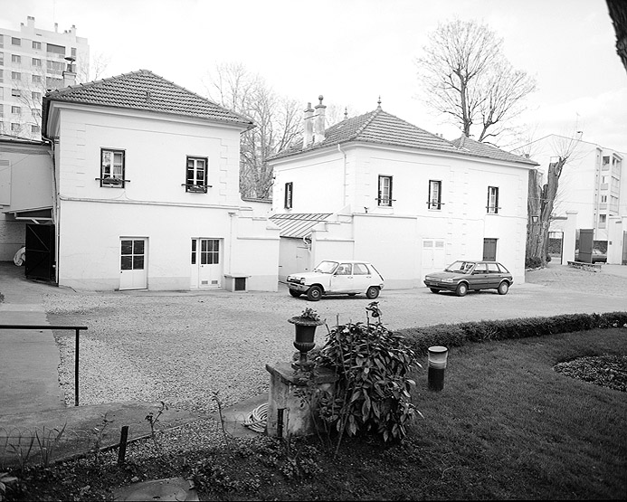 Vue d'ensemble des logements de gardiens situés à l'entrée de la propriété.