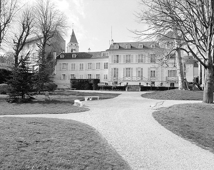 Vue de l'élévation sur le parc et du clocher de l'église.