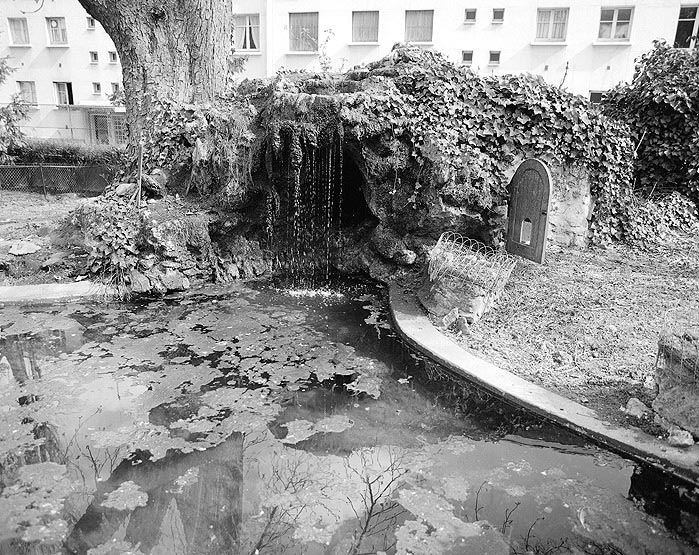 Vue d'une grotte de jardin.