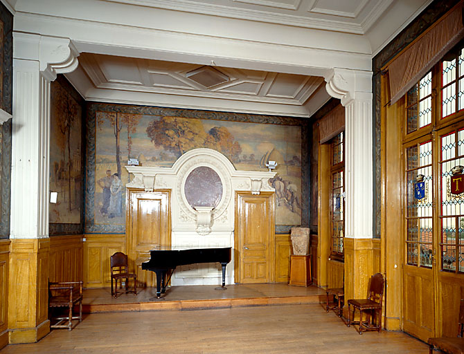 7 peintures monumentales (toiles marouflées) : le semeur, les travaux des champs et les fiançailles, la mairie de Thiais et l'avenue d'Ormesson, la famille, l'église Saint-Leu Saint-Gilles, vue de Thiais, le repos du faucheur