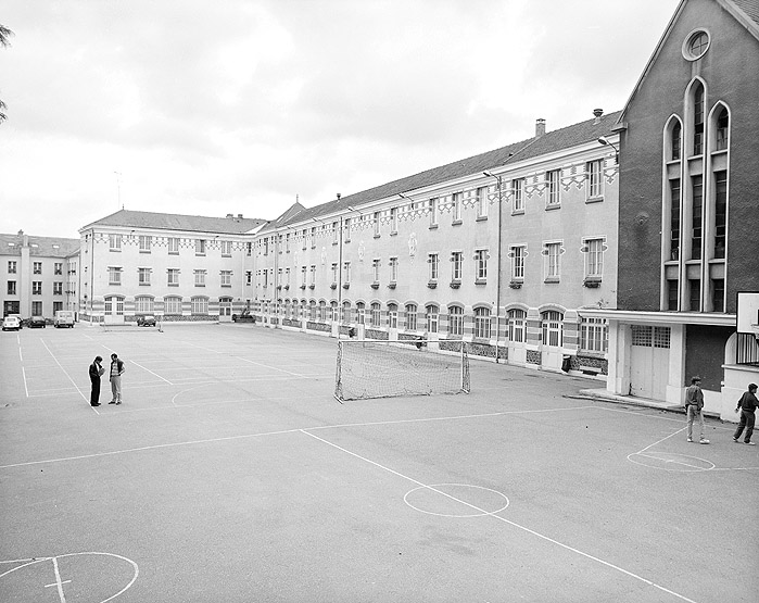 Vue des bâtiments sur la cour.