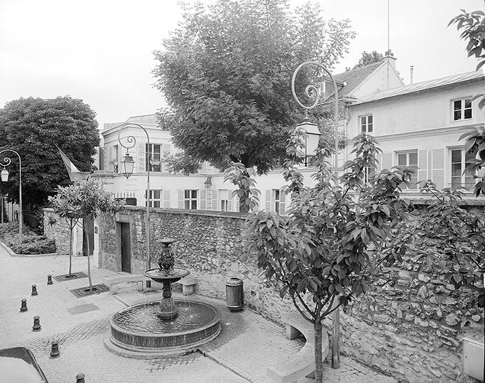 Vue du mur de clôture et de l'élévation antérieure.