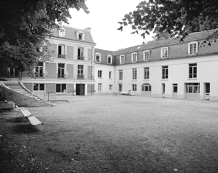 Vue des bâtiments sur la cour.