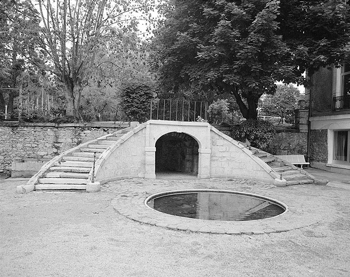 Vue d'ensemble de l'escalier menant de la cour au jardin.