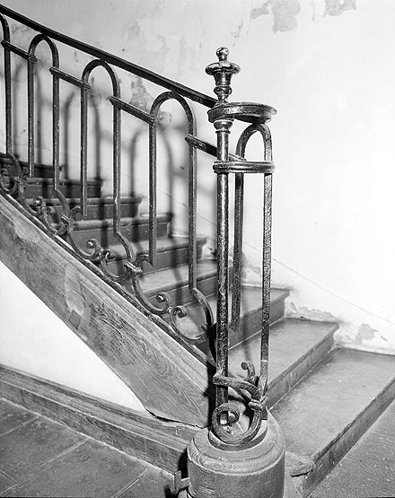 Vue du départ de l'escalier en fer forgé.