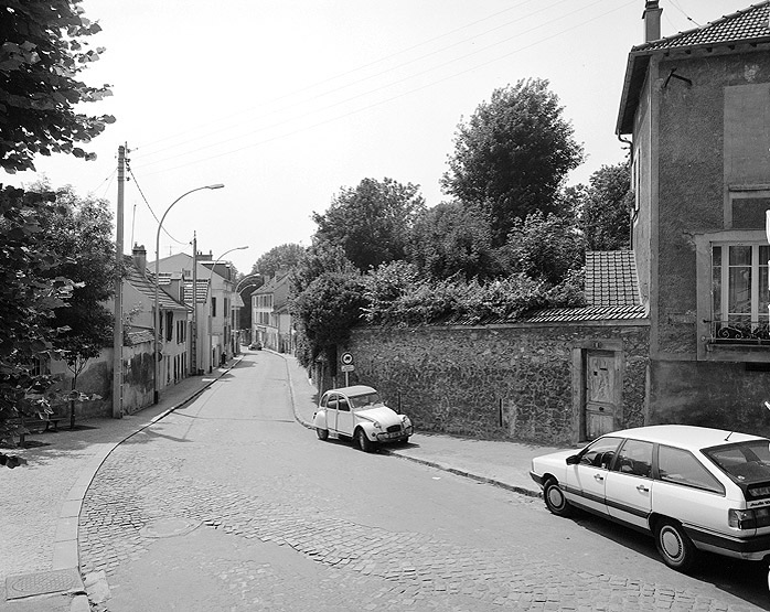 Vue de la rue en partant de l'église.