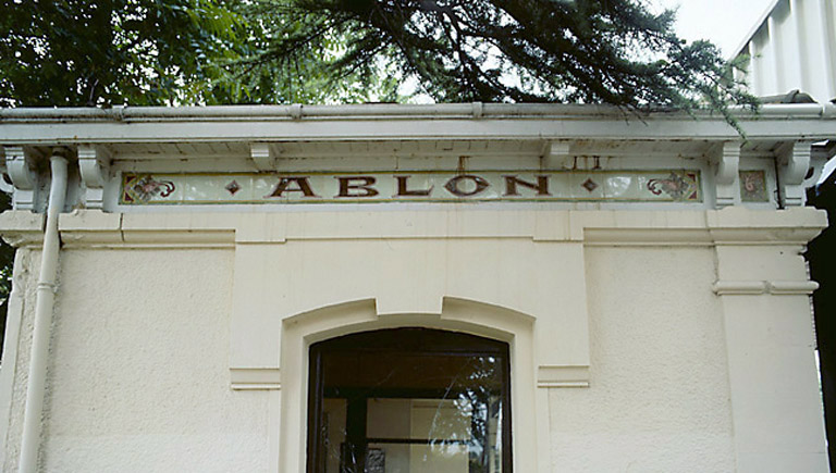 Elévation latérale du bâtiment situé à l'est des voies. Frise de céramique signée H. Boulenger et Cie, Choisy le Roi.