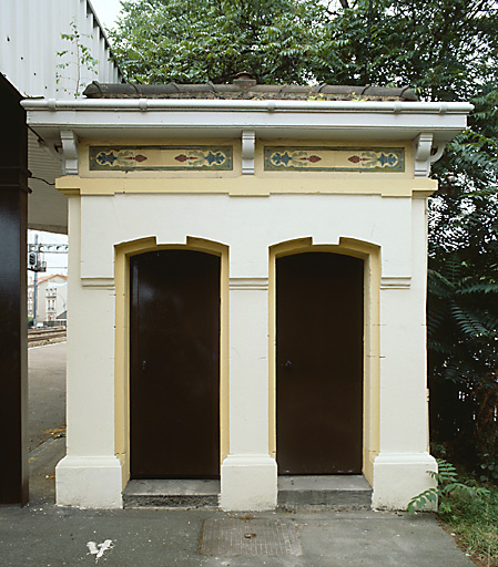 Elévation latérale droite du bâtiment abritant les toilettes et décoré de frises de céramique signées H. Boulenger et Cie, Choisy le Roi.