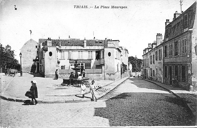 Vue d'ensemble de la place aujourd'hui démolie.