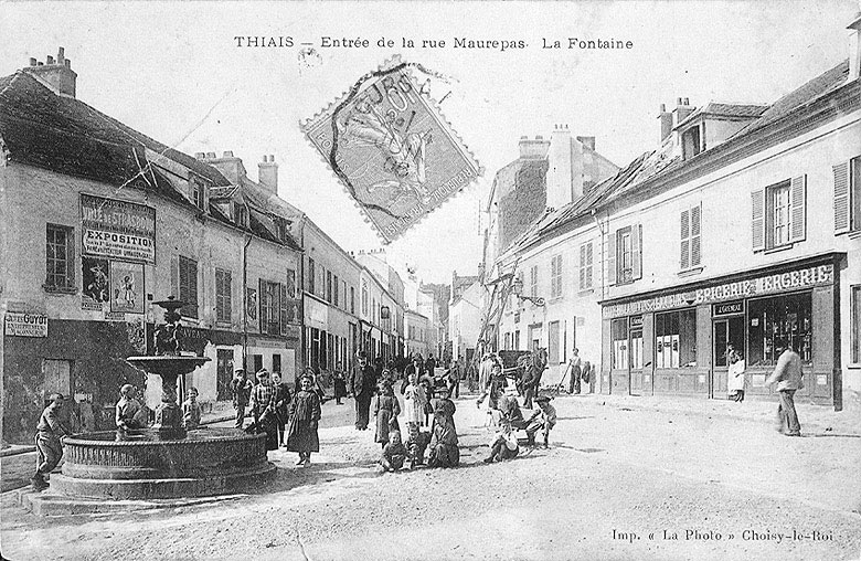 Vue de l'entrée de la rue avec la fontaine.