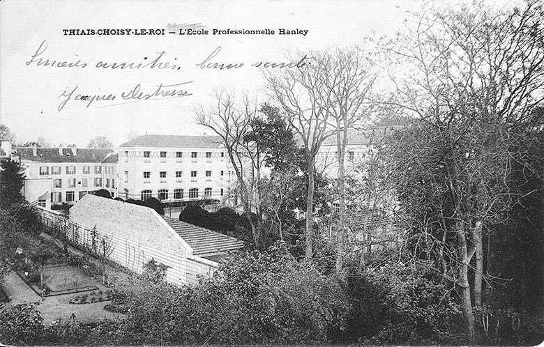 Vue d'ensemble des élévations donnant sur la cour.