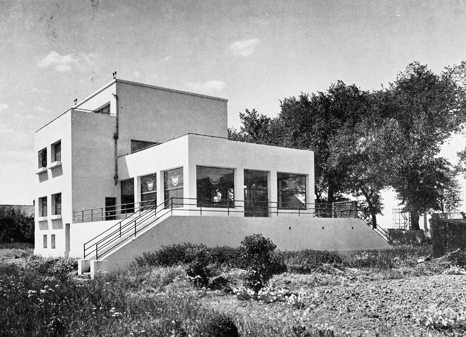 1934, la maison du pilote (aéroport d'Orly), vue du restaurant de la terrasse et des chambre, l'Architecture Aujourd'hui, juin 1934, p.34-35.