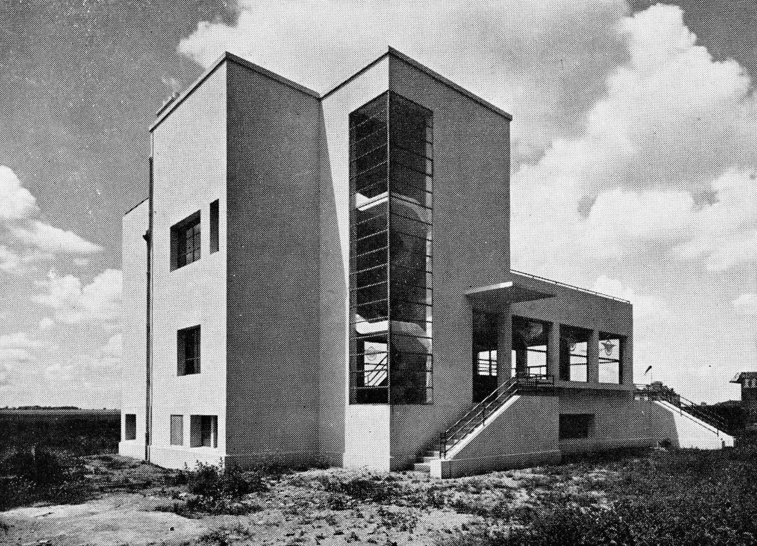 1934, la maison du pilote (aéroport d'Orly), escalier extérieurs menant au restaurant et à l'escalier hors-œuvre desservant les étages, l'Architecture Aujourd'hui, juin 1934, p.34-35.