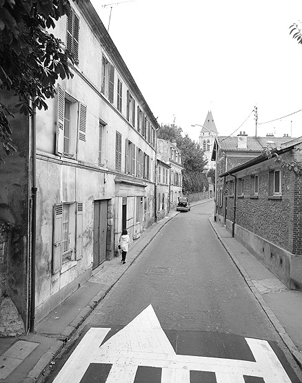 Vue de la rue en direction de l'église.