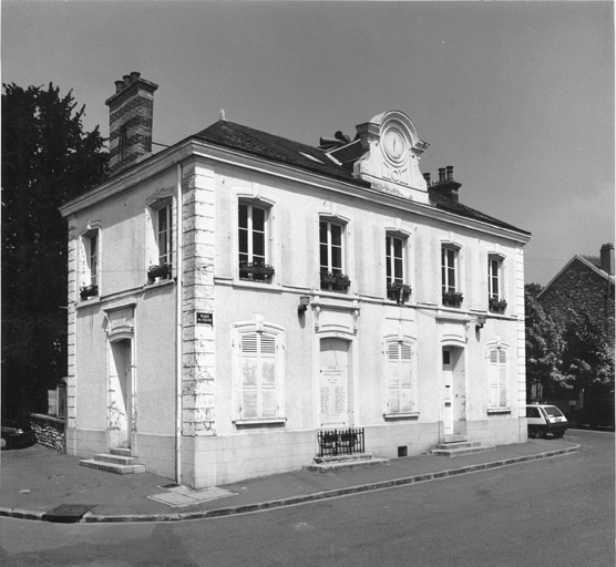Vue d'ensemble prise depuis la place.