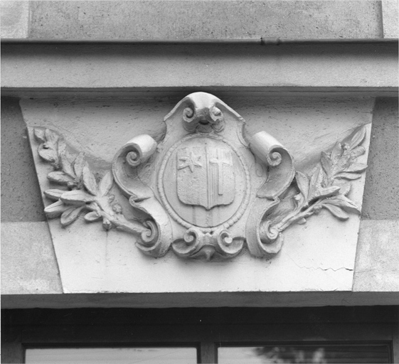 Détail des armoiries situées au-dessus de la porte de la façade donnant sur les jardins.