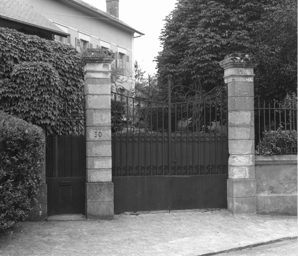 Vue du portail et de la porte piétonne en fer.