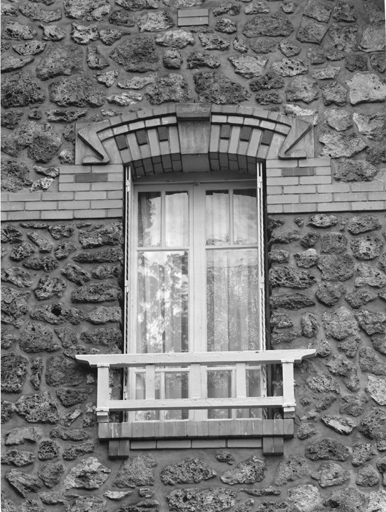 Détail d'un décor de baie en brique.