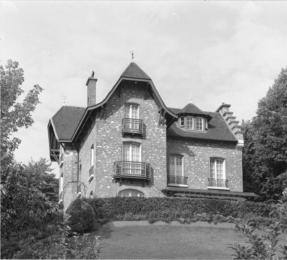 Vue de la façade sur jardin et de la toiture 'polymorphe'.