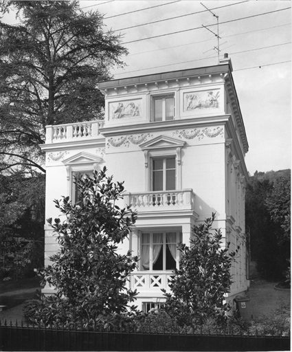 Vue de la façade antérieure et du décor en stuc.