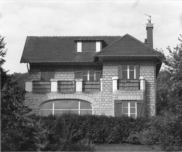 Vue de la façade antérieure.